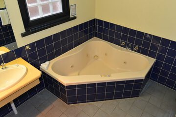 Jetted tub