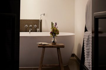 Deep soaking bathtub