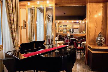 Lobby lounge