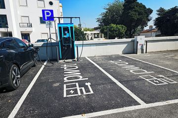 Electric vehicle charging station