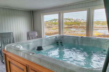 Indoor spa tub