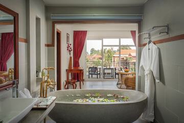 Deep soaking bathtub