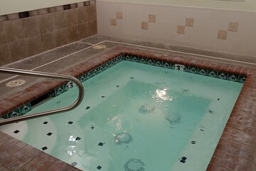 Indoor spa tub