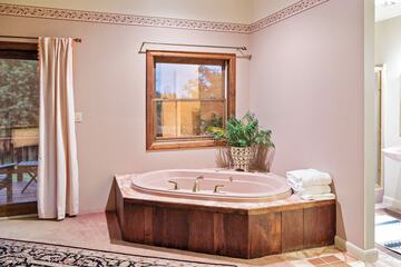 Deep soaking bathtub