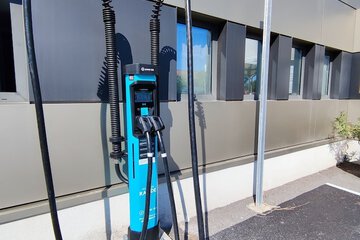 Electric vehicle charging station