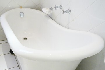 Deep soaking bathtub