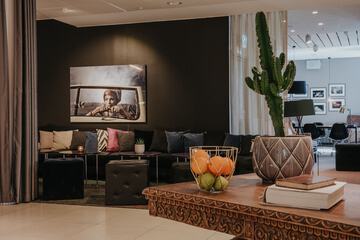 Lobby lounge