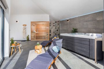 Indoor spa tub