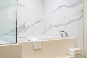 Deep soaking bathtub