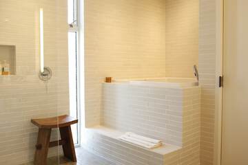 Deep soaking bathtub