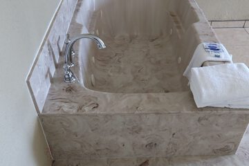 Jetted tub