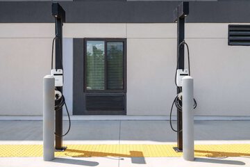 Electric vehicle charging station