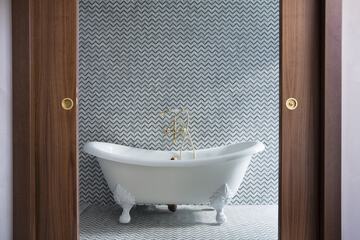 Deep soaking bathtub