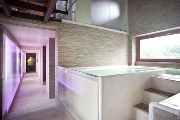 Indoor spa tub