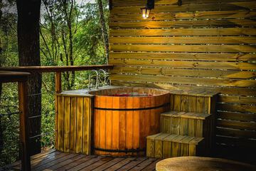 Deep soaking bathtub