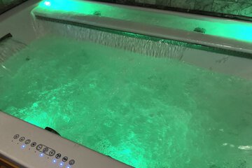 Deep soaking bathtub