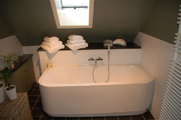 Deep soaking bathtub