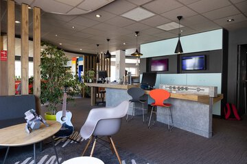Lobby lounge