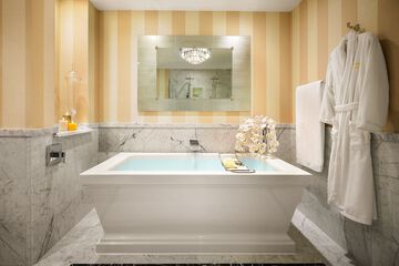 Deep soaking bathtub