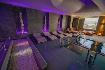 Indoor spa tub
