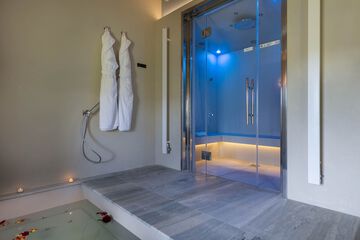 Deep soaking bathtub