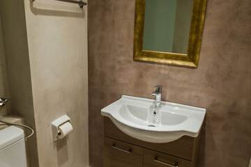 Bathroom sink