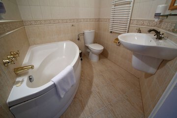 Deep soaking bathtub