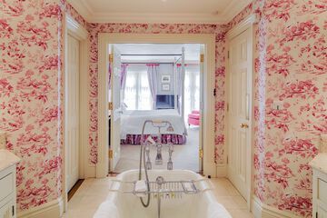 Deep soaking bathtub