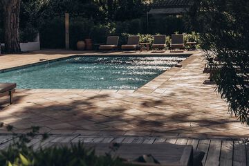 Poolside bar
