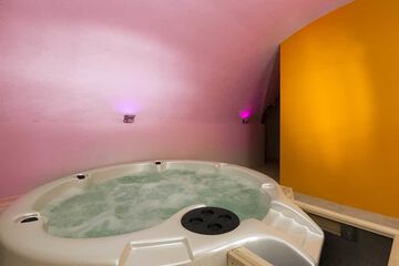 Indoor spa tub