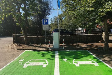 Electric vehicle charging station