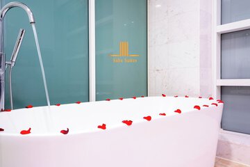 Deep soaking bathtub