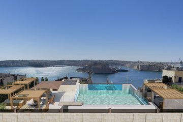 Rooftop pool