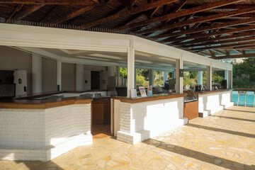 Poolside bar