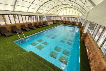 Indoor/outdoor pool