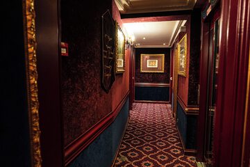 Handrails in hallways