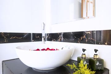 Bathroom sink