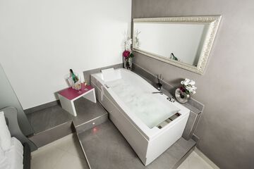 Deep soaking bathtub