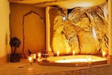 Indoor spa tub