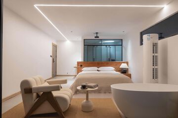 Deep soaking bathtub