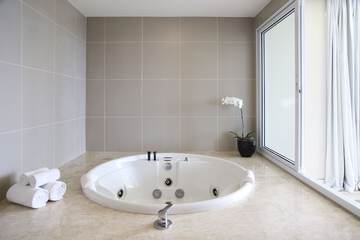 Jetted tub
