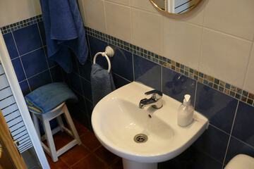 Bathroom sink