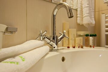 Deep soaking bathtub