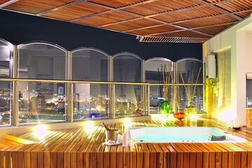 Indoor spa tub
