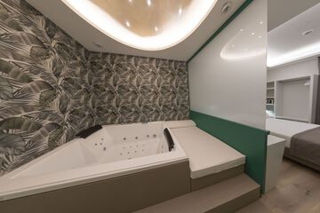 Private spa tub