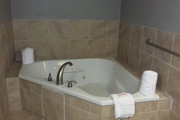 Jetted tub