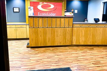 Econo Lodge Inn & Suites
