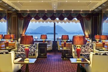 Lobby lounge