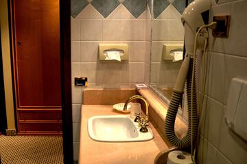 Bathroom sink