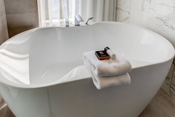 Deep soaking bathtub